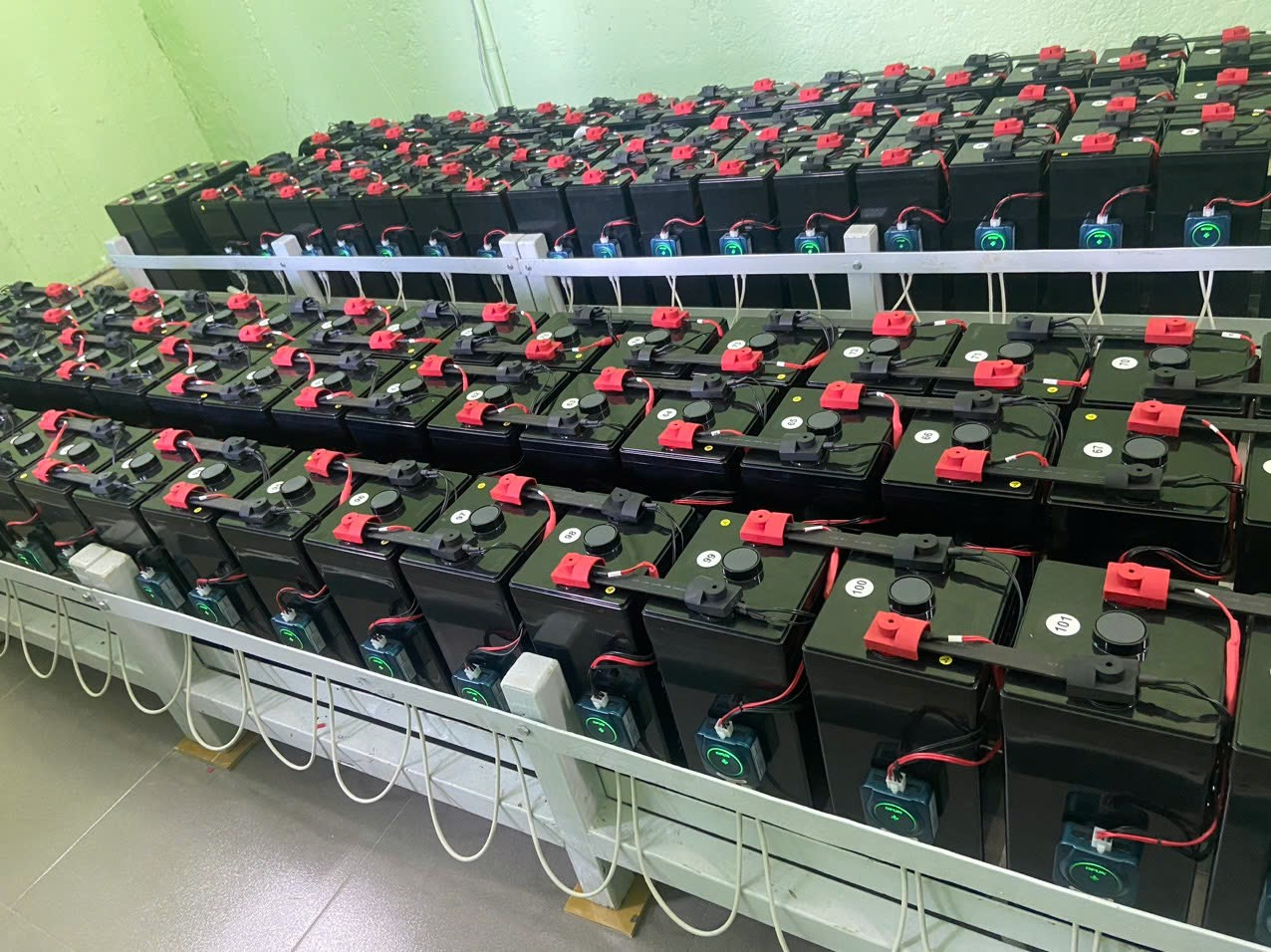 Battery Monitoring System Système de surveillance de la batterie