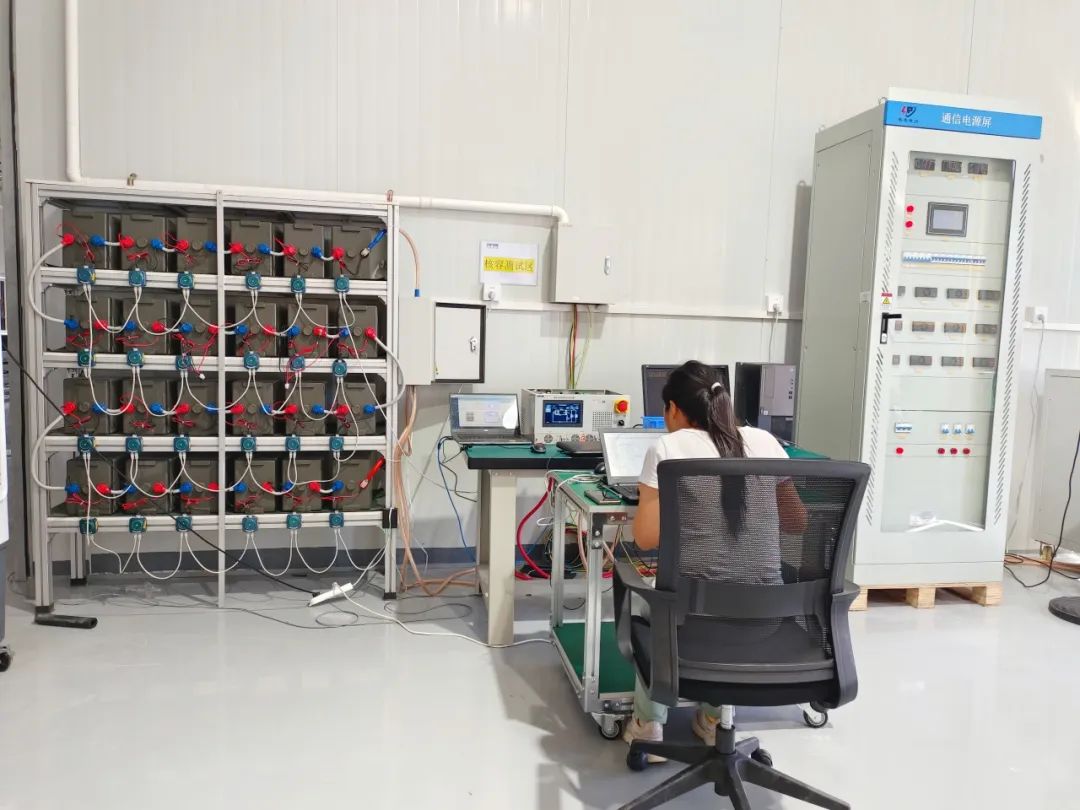 Battery Bank Online Remote Capacity Testing Test de capacité à distance en ligne du groupe de batteries