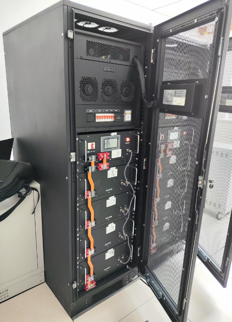 Application de cluster de batteries au lithium-ion de secours pour UPS 192 