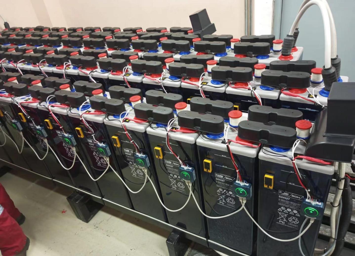 Syst&egrave;me de surveillance des batteries au plomb inond&eacute;es DFUN dans un projet p&eacute;trolier et gazier en Indon&eacute;sie