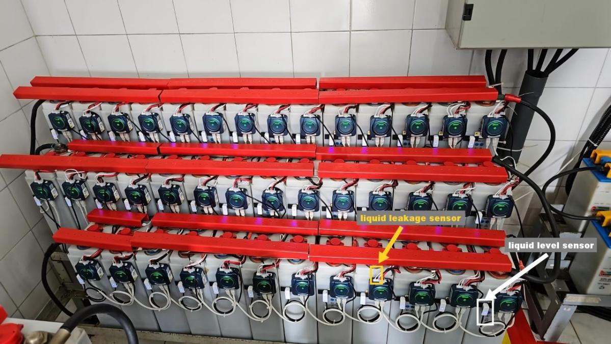 Capteurs de niveau d'&eacute;lectrolyte et de fuite de liquide install&eacute;s sur un parc de batteries Ni-Cd inond&eacute;s 