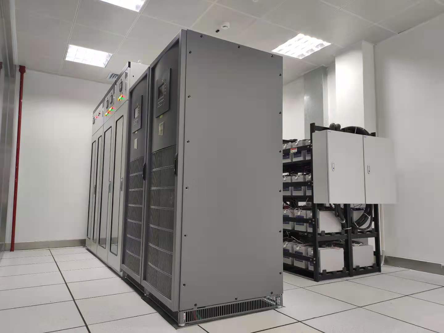 Rack de batteries UPS d'h&ocirc;pital dans un couloir clinique 
